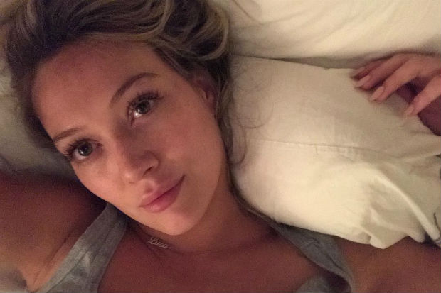 Hilary Duff debuts new romance on beach date
